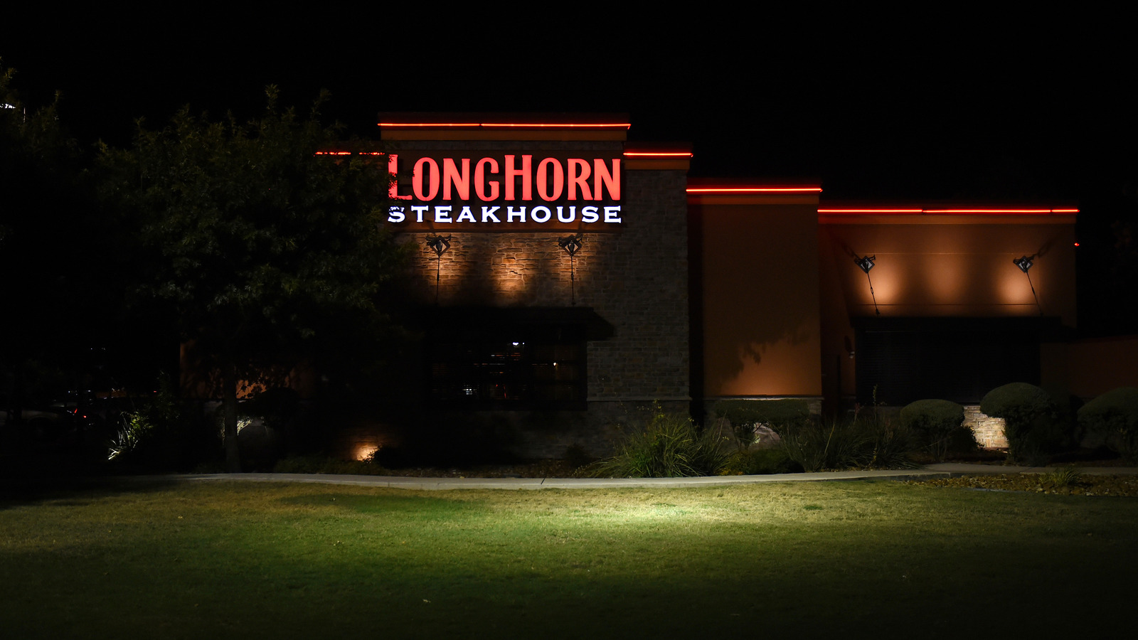 LongHorn Vs. Texas Roadhouse: I See Why the Younger Brand Is More Popular