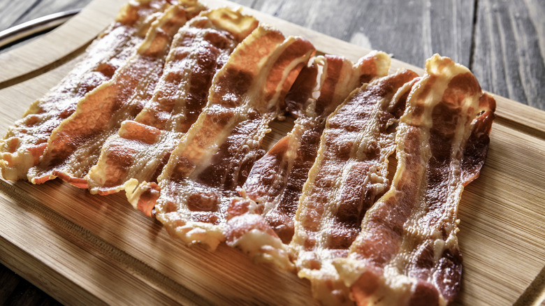 Slices of cooked bacon on cutting board