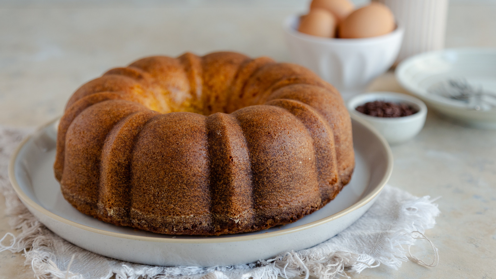 the-brilliant-icing-hack-that-will-jazz-up-the-flavor-of-any-bundt-cake