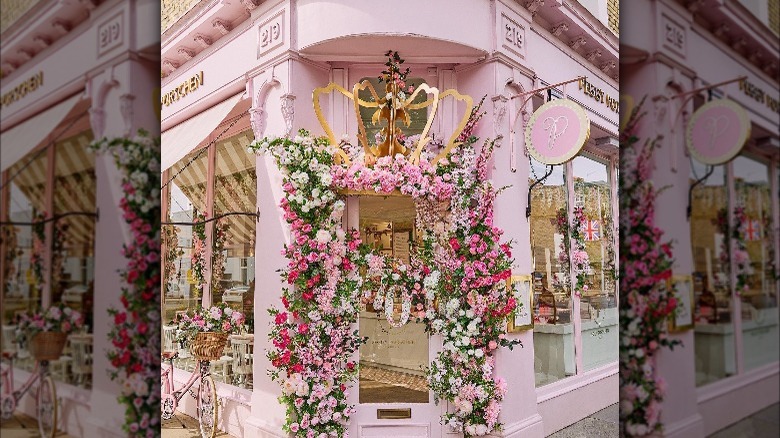 Peggy Porschen Cakes covered with flowers and crown