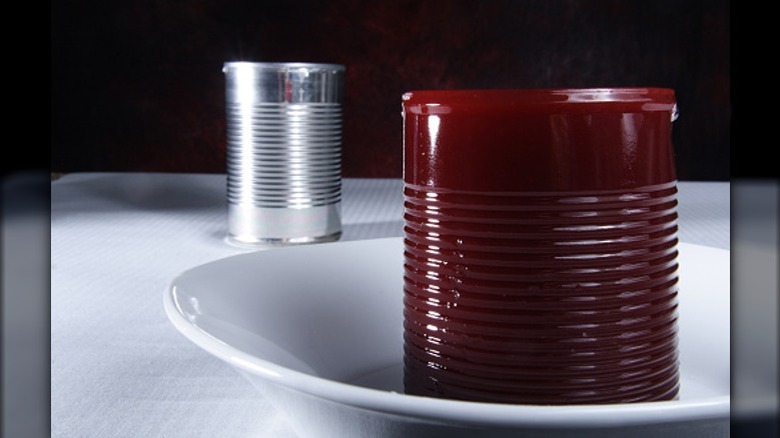 Canned cranberry sauce and can