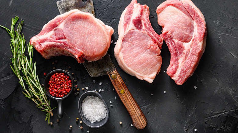 Pork chops with salt and herbs