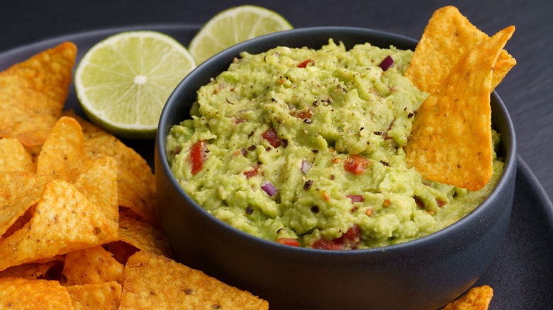 guacamole on bowl with tortillas 