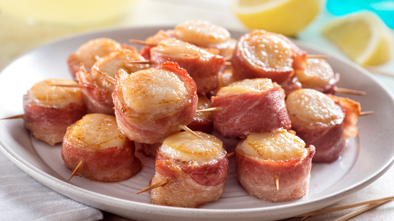 bacon wrapped scallops on plate