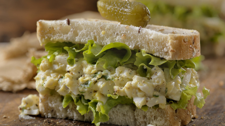 egg salad sandwich lettuce