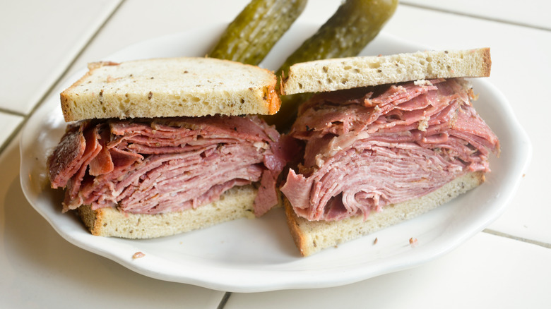 Corned beef sandwich with pickles