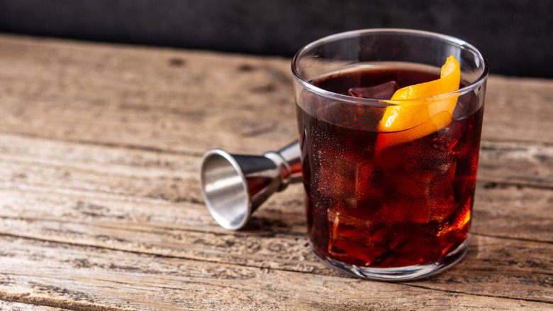 A boulevardier cocktail