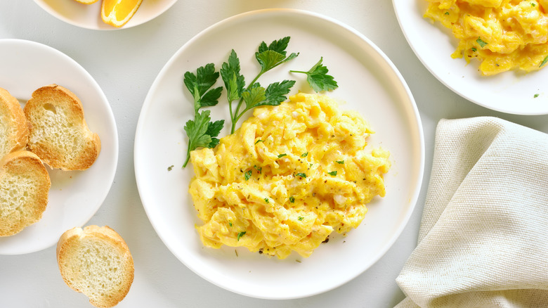 Scrambled eggs on a plate