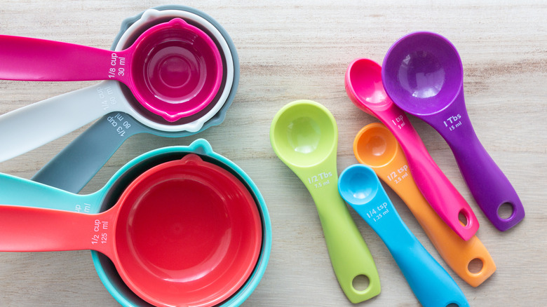 Measuring spoons on a wooden surface