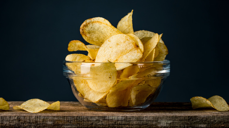 potato chips in glass bowl