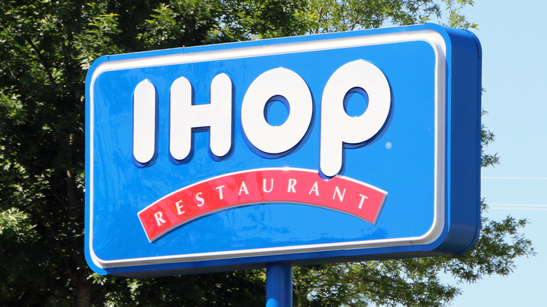 An IHOP sign