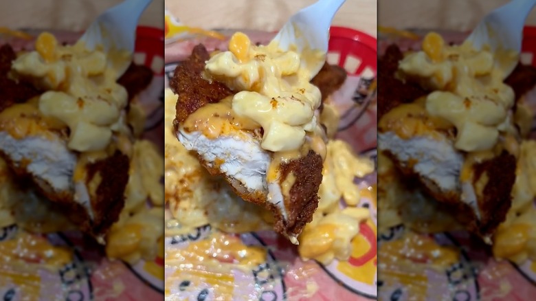 Dave's Hot Chicken tender with mac and cheese and sauce