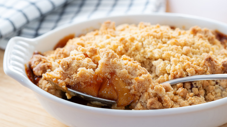 apple crisp with fork