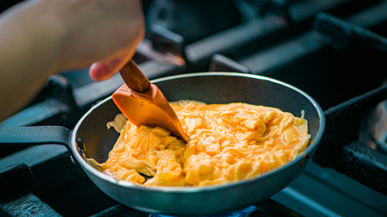 Cooking scrambled eggs in pan