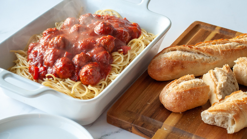 Slow cooker spaghetti and meatballs with bread