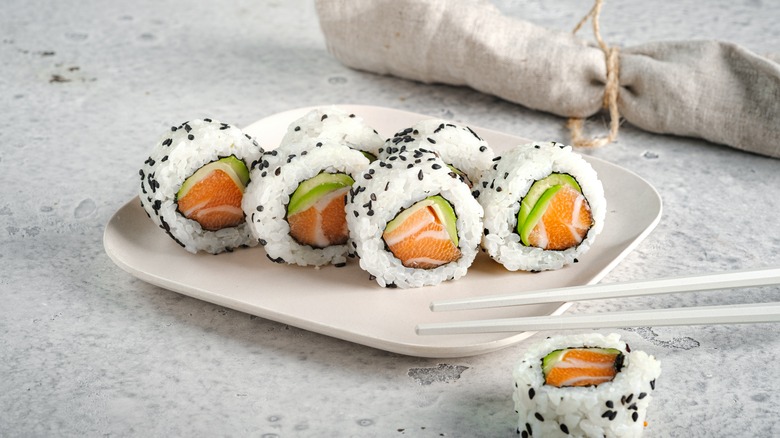 https://www.mashed.com/img/gallery/the-easy-way-to-tell-if-your-sushi-rolls-are-fresh/intro-1675793096.jpg