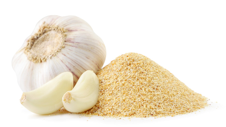 head of garlic next to garlic powder