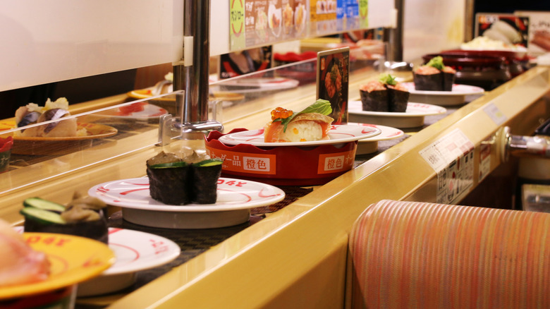 Kaitenzushi conveyer belt sushi