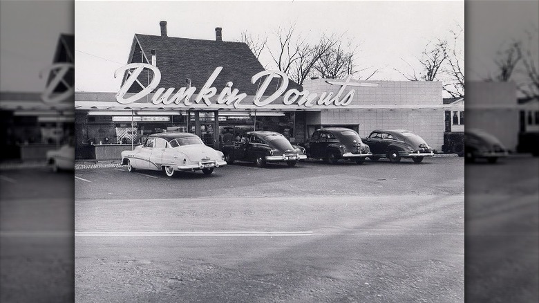 Dunkin' Donuts store exterior