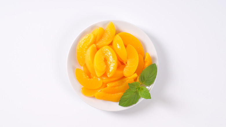 peeled and sliced peaches