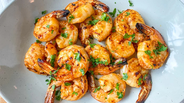 Grilled seasoned shrimp in bowl 