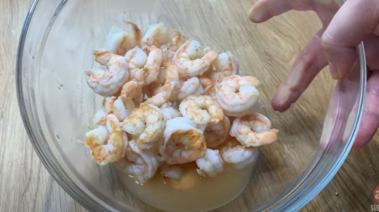 Shrimp in bowl with water 