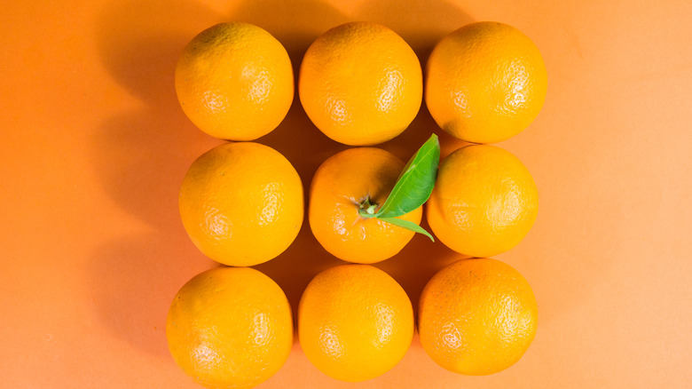 Rows of oranges in the shape of a box