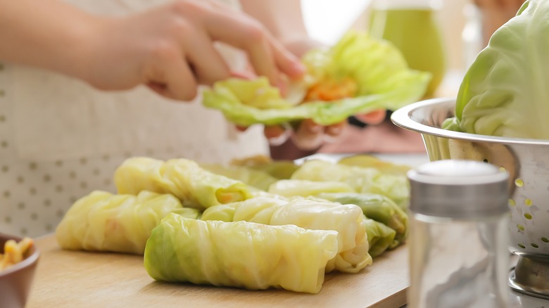 Filling cabbage rolls