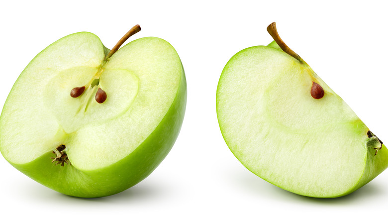 Sliced green apples