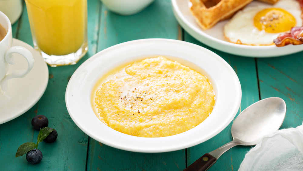 Cheesy grits with butter