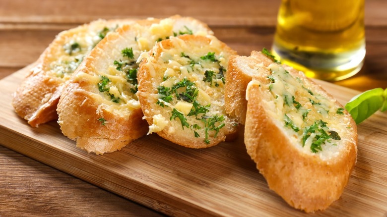 https://www.mashed.com/img/gallery/the-hack-that-will-take-your-garlic-bread-to-the-next-level/intro-1652448471.jpg