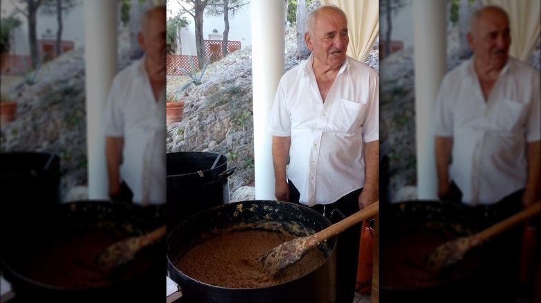 A man preparing Skradin risotto