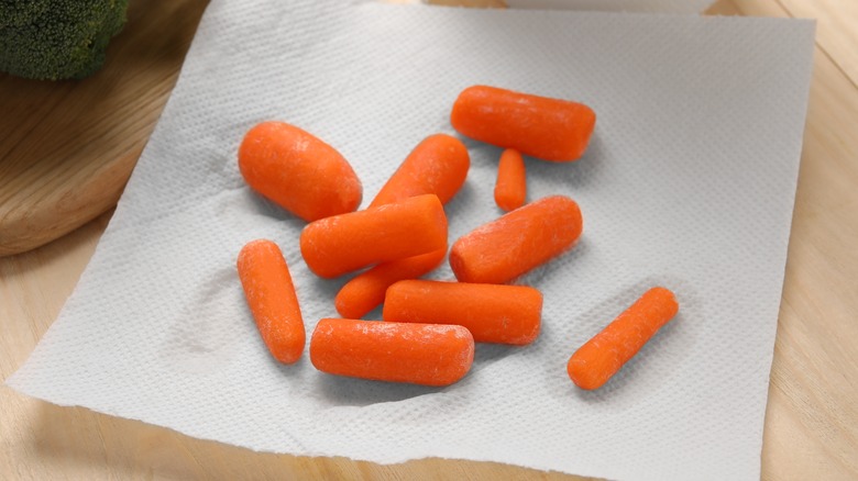 Baby carrots on paper towel