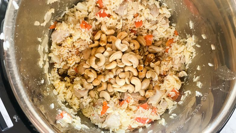 Thai fried rice with cashews