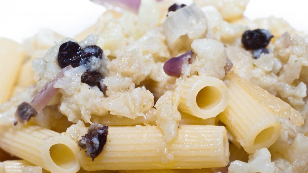 Pasta with raisins, onions, and cheese