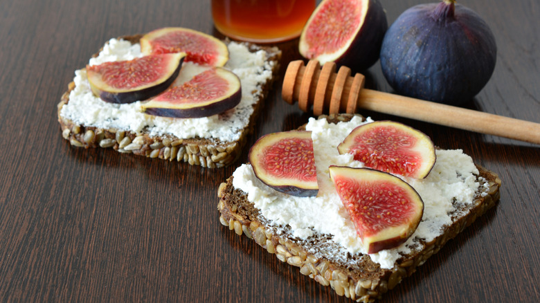 Rcotta toast with fresh figs and honey