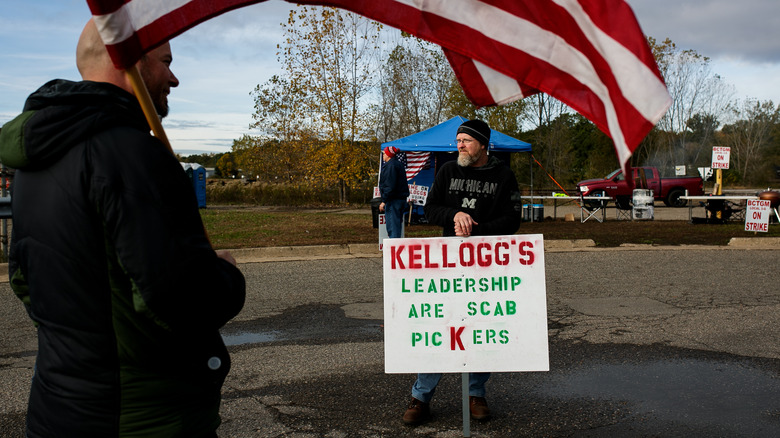 Kellogg workers on the picket line 