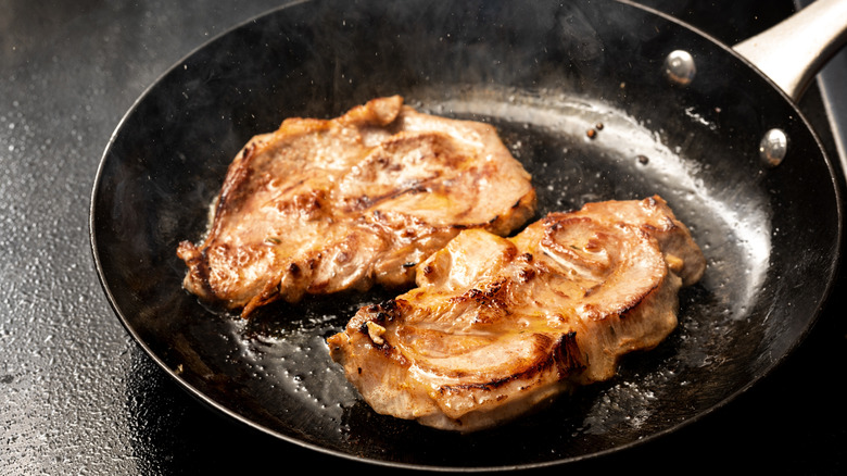 Meat searing in hot pan