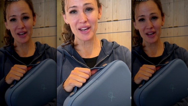 Jennifer Garner holding a Bilberry Hyrdo Flask lunch box