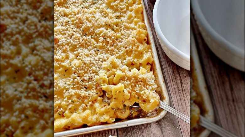 Pan-baked mac & cheese with crispy topping 