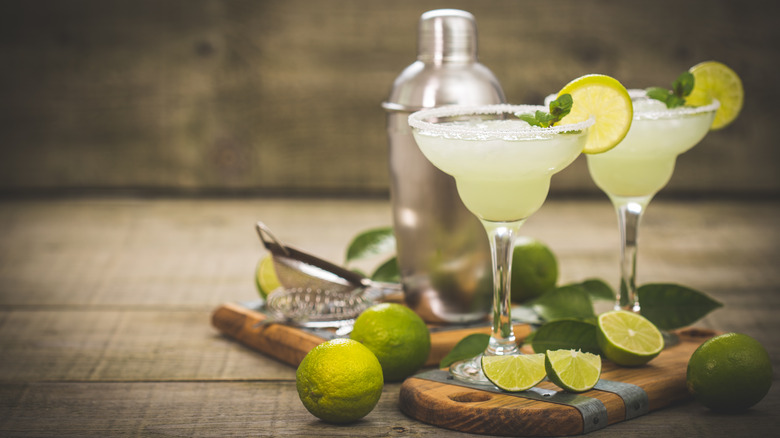 Margaritas with lime and mint