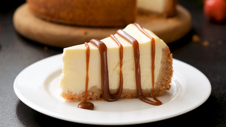 cheesecake with caramel sauce