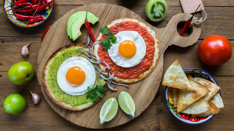 huevos divorciados served on corn tortillas