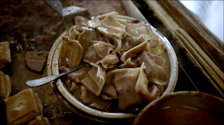 Pig ears in steaming pot with buns