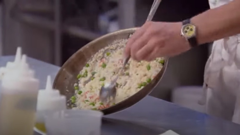 Gordon Ramsay critiques risotto in a metal pan