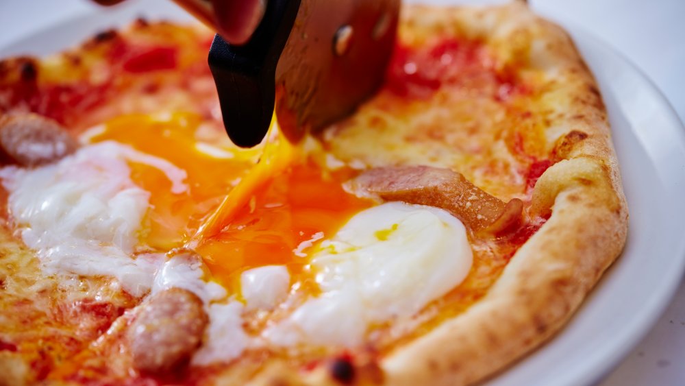 egg on a pizza