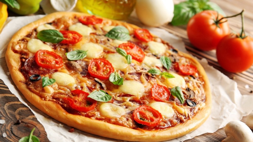 tomatoes on a pizza