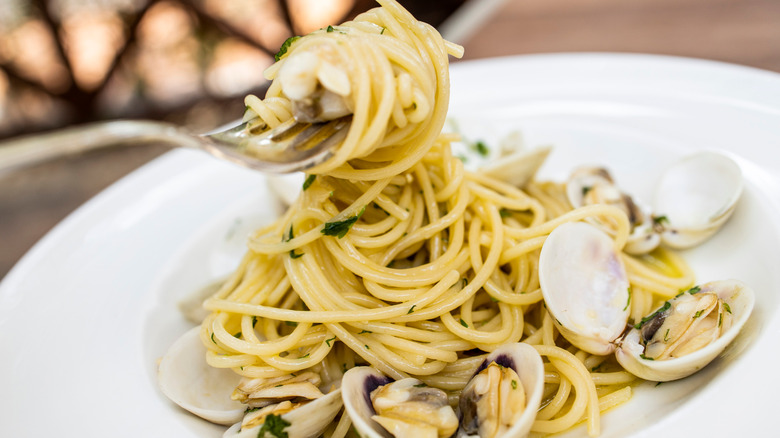 spaghetti with wine clam sauce