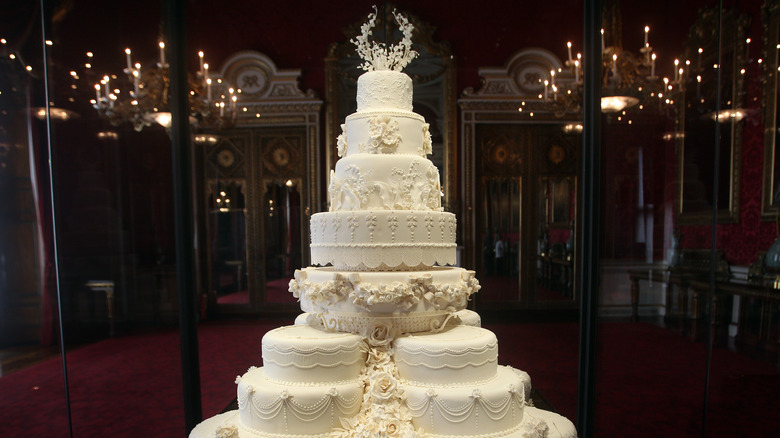 Kate Middleton and Prince William wedding cake