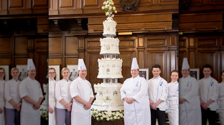 queen Elizabeth wedding cake replica